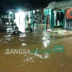 Banjir yang terjadi di Desa Kebondalem, Kecamatan Mojoagung, Kabupaten Jombang, Minggu (29/1) malam. foto: RONY SUHARTOMO/ BANGSAONLINE 