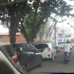 Deretan mobil yang parkir di tepi jalan depan Kampus UMG. foto: SYUHUD/ BANGSAONLINE