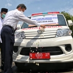 Pimpinan Cabang BRI Pasuruan Agus Jaya saat menyerahkan bantuan ambulans kepada Wali Kota Pasuruan Saifullah Yusuf (Gus Ipul).