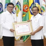 Menteri Dalam Negeri, Tjahjo Kumolo memberikan piagam penghargaan kepada Gubernur Jatim sebagai narasumber rapat koordinasi tersebut. foto: ist