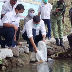Wali Kota Kediri Abdullah Abu Bakar saat menebar ikan di Sumber Jiput di Kelurahan Rejomulyo, Kecamatan Kota. foto: ist.