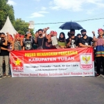 Puluhan Mahasiswa dan masyarakat yang tergabung dalam Posko Menangkan Pancasila (PMP) Kabupaten Tuban melakukan aksi parade.