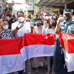 Wali Kota Surabaya, Eri Cahyadi, saat bersama warganya.