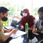 Petugas dari DPMPTSP Kota Kediri saat melayani warga yang ingin mngurus NIB. Foto: Ist