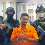 Tersangka Abdul Rauf Mohammed Yasin saat digelandang petugas.