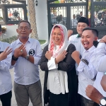 Ketua Umum Barikade Gus Dur Hj. Zanubah Arifah Hafsah atau akrab dikenal Yenny Wahid usai menggelar istighotsah kubro di Ponpes Bayt Alhikmah, Kota Pasuruan.