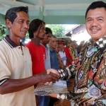 Wabup Pungkasiadi ketika menyerahkan bantuan kepada 13 orang warga yang terdampak banjir bandang tahun 2018.