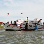 Salah satu perahu nelayan Pangkah Wetan yang didesain bak kapal pesiar saat mengikuti lomba perahu hias. foto: SYUHUD/ BANGSAONLINE