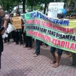 Aksi warga saat mendemo kantor BPN, selasa (3/3). (Suwandi/BangsaOnline.com)