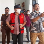 Syamsul Arifin, Mantan Kepala BPKAD Bangkalan terpidana kasus korupsi kambing etawa saat digelandang oleh Tim Kejaksaan Negeri Bangkalan setelah dijemput paksa dari kediamannya.