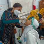 Petugas saat memberikan vaksin polio. Foto: Ist