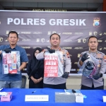 Kapolres Gresik, AKBP Ramadhan Nasution (tengah) menunjukan barang bukti sabu yang disita dari penangkapan AS, di halaman Mako Polres Gresik. foto: ist.
