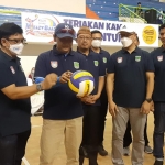 Bupati Pasuruan Irsyad Yusuf saat membuka turnamen di GOR Sasana Krida Anoraga ditandai dengan penandatanganan bola voli.