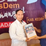 Kang Haji Ridwan saat mengembalikan formulir dan diterima ketua DPD Nasdem Kabupaten Kediri, Lutfi Mahmudiono. foto: arif kurniawan/ bangsaonline