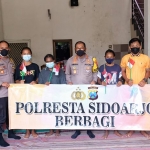 Penyerahan bantuan sembako dan masker oleh Kapolresta Sidoarjo Kombespol Sumardji kepada warga Papua yang tinggal di Yayasan Pondok Efrat Anggaswangi, Sukodono.