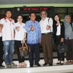 Ketua Komisi Nasional Perlindungan Anak  Aries Merdeka Sirait bersama jajaran guru SMKN Winongan.