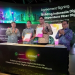 Vikram Sinha, President Director & CEO Indosat Ooredoo Hutchison menandatangani perjanjian investasi pembentukan perusahaan patungan (joint venture).