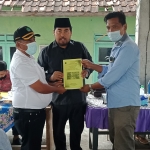 Ketua Pansus Sengketa Lahan antara warga dan TNI AL saat menerima berkas temuan di lapangan dari tokoh masyarakat setempat. foto: AHMAD FUAD/ BANGSAONLINE