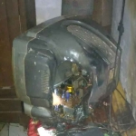 TV yang meledak disambar petir di Desa Rondokuning, Kecamatan Kraksaan, Kabupaten Probolinggo.