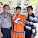 Tersangka diapit petugas Polsek Krembung Sidoarjo.