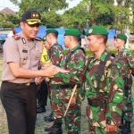 Kapolres Pasuruan Kota AKBP Rizal Martomo saat menjabat tangan para personil TNI.