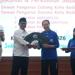 Wakil Wali Kota Kediri Qowim saat menerima cenderamata dari pengurus DPC ATTI Kota Kediri. Foto: Ist. 