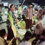 Para penjual cangkang ketupat dibanjiri pembeli.