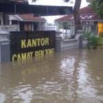 kantor Kecamatan Benjeng terendam  air banjir luapan Kali Lamong. syuhud/BangsaOnline