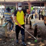 Petugas DKPP Kota Kediri saat melakukan penyemprotan disinvektan untuk pencegahan virus PMK. Foto: Ist.