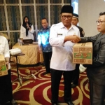 Wawali Ir. H. Sofyan Edi J secara simbolis memberikan bantuan permakanan LKSA kepada perwakilan lembaga sosial YPAC Malang, disaksikan Kepala Dinsos Kota Malang Sri W dan Ketua Forum LKSA Joko N, di hotel Gajahmada Malang, Rabu (28/11). foto: IWAN/ BANGSAONLINE