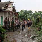Petugas saat mengevakuasi warga terdampak hujan deras yang disertai angin puting beliung di Desa Kolomayan, Kecamatan Wonodadi, Kabupaten Blitar.