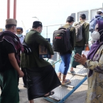 Wabup Aminatun Habibah saat melepas para santri yang akan pulang ke Pulau Bawean. foto: SYUHUD/ BANGSAONLINE