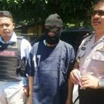 Tersangka penggelapan didampingi petugas Polsek Lakarsantri Surabaya. foto: eko suyono/ BANGSAONLINE
