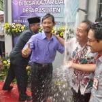 Direktur Enjinering dan Proyek Semen Indonesia Gatot Kustyadji, Direktur Utama Semen Gresik Sunardi Prionomurti mandi di bawah tandon air. foto: SYUHUD/ BANGSAONLINE