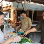 Ester saat melayani pembeli pecel punten nya. Foto: Muji harjita/BANGSAONLINE.com