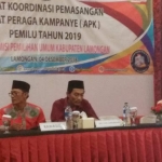 M. H. Fatkhur Rahman (kanan) saat memimpin rapat kordinasi bersama partai peserta pemilu.