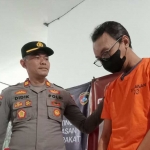 Kapolsek Tenggilis Mejoyo saat menginterogasi pelaku penipuan.