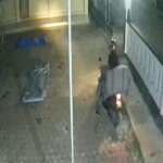 Pelaku pencurian kotak amal masjid tertangkap kamera cctv sedang beraksi.