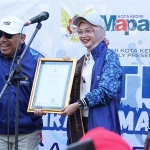 Wali Kota Kediri saat menerima penghargaan. Foto: Ist