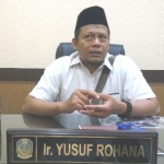 Ketua Fraksi PKS DPRD Jatim Ir. Yusuf Rohana di ruang kerjanya.