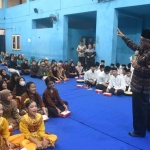 Wakil Wali Kota Kediri, Gus Qowim saat memberi semangat anak-anak. (Ist)