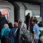 Suasana naik turun penumpang di salah satu stasiun kereta api. Foto: KAI