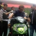 Pelaku Ahmad dan barang bukti berupa motor yang digasaknya.