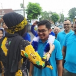 Ahmad Anis saat tiba di Cafe Pojok Bangka, lokasi pendaftaran bacabup Partai Demokrat-PAN.