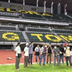 Stadion Gelora Bung Tomo (GBT) saat uji coba kelayakan lampu. (foto: ist)