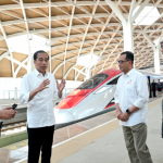 Menteri Perhubungan Budi Karya Sumadi mendampingi Presiden Jokowi saat uji coba Kereta Cepat Jakarta-Bandung (dok. Kemenhub)