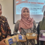 Anggota DPD RI Perwakilan Jatim Dr. Lia Istifhama (tengah) didampingi Kacabdin Wilayah Bangkalan Pinky Hidayati (kanan) dan Kepala SMKN 3 Bangkalan Sujadi.