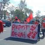 Massa aksi yang tergabung dalam GMNI saat menggelar demo di Polres Bangkalan.
