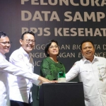 Direktur Utama BPJS Kesehatan Fachmi Idris bersama Menteri Keuangan RI Sri Mulyani memencet tombol tanda dilaunchingnya Data Sampel. foto: ist