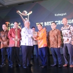 Dirut PG Nugroho Christijanto (empat dari kiri), saat menerima penghargaan The Best CEO Bumn Kategori Talent Development dari Ketua Dewan Juri Tanri Abeng.